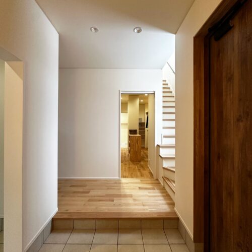 玄関を上がってすぐ、ファミクロにアクセスできる間取りにしました。 外出・帰宅時の動線がスムーズです。