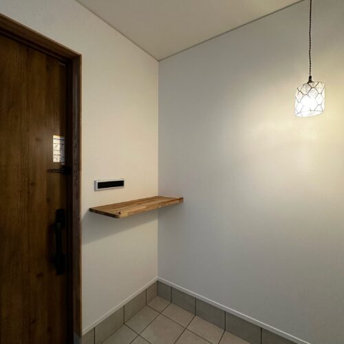 玄関には、ポッと優しく灯るかわいいペンダントライト。訪れる人をやさしく迎えてくれます。