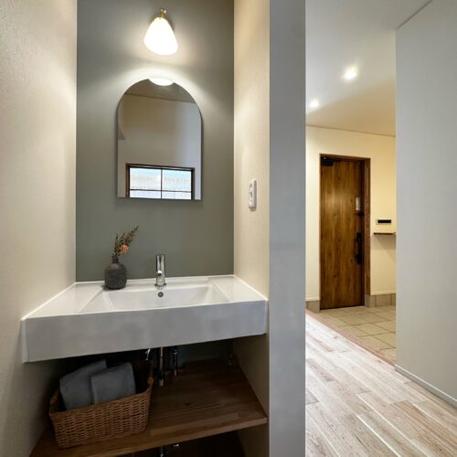 リビングに向かう前に設けた洗面。帰宅後すぐに手を洗える、使い勝手の良い配置です。