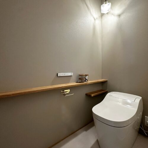 グレーのクロスとシンプルな造作棚でスッキリとした印象の1階トイレ。ペンダントライトの陰影がキレイ(*^^*)