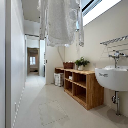 お風呂・脱衣室→洗面所→ユーティリティーと一直線にまとめた水回り。毎日の家事に負担がかからない家事動線にしました。