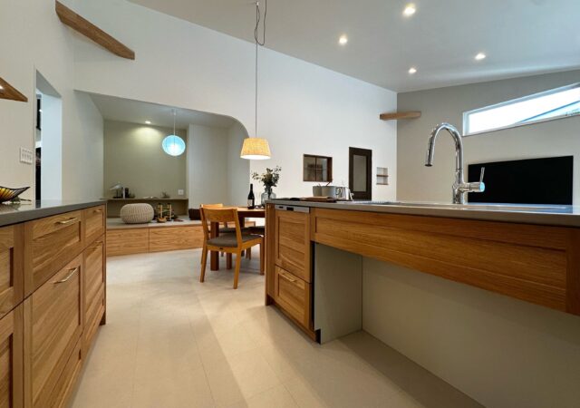 アイランドキッチンで会話も料理も自由に楽しめる、ストレスフリーな家