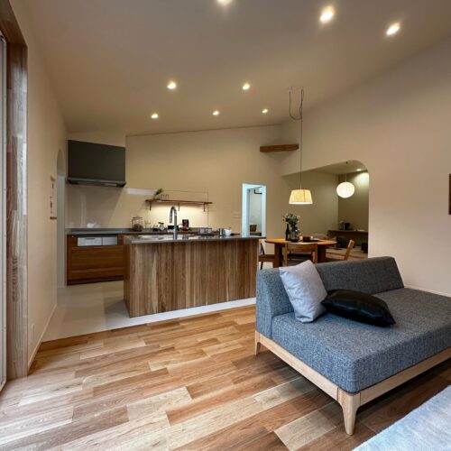 20.6帖の広々LDK。勾配天井で、より開放的な空間になっています。