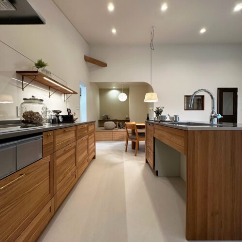 家族が自然と集まるアイランドキッチン。キッチンは、ウッドワンのスイージー（Ⅱ型）を選ばれました。ステンレスの天板と無垢扉の相性が抜群です。