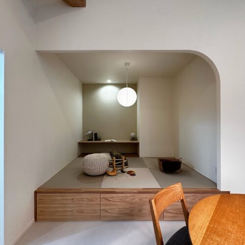 キッチン・ダイニング横に小上がりの和室を造りました。造作カウンターも設け、家族みんなが使いやすい空間に。キッチンで料理をしながら、和室で遊ぶ子どもたちを見守れる距離感がうれしいですね。