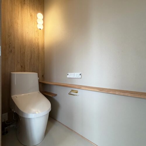 2階のトイレです。連なった丸いライトがとてもかわいいペンダントライト。空間のアクセントになっていますね(^^)