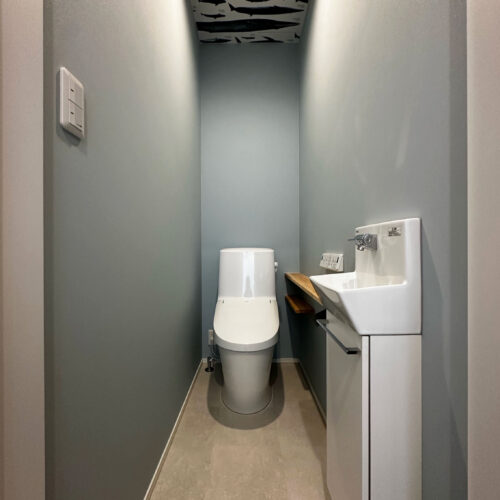 2階トイレの天井クロスは、クジラやイルカが並ぶ図鑑のようなデザインが印象的。やさしい水色の壁と合わさり、まるで海の中にいるような空間に仕上がりました。お手洗いのたびに、少しワクワクした気分になれそうです。