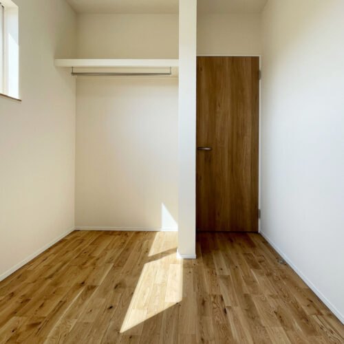 オープンタイプの収納を設けた5帖の子供部屋。