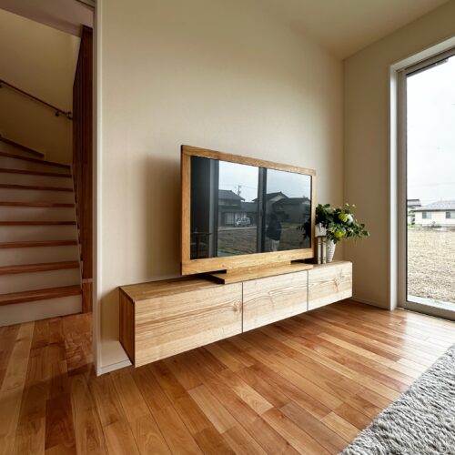 造作テレビボードは、床から浮かせたフロートタイプを採用。 足元に空間ができることで掃除がしやすく、空間全体もすっきりとした印象に仕上がります。